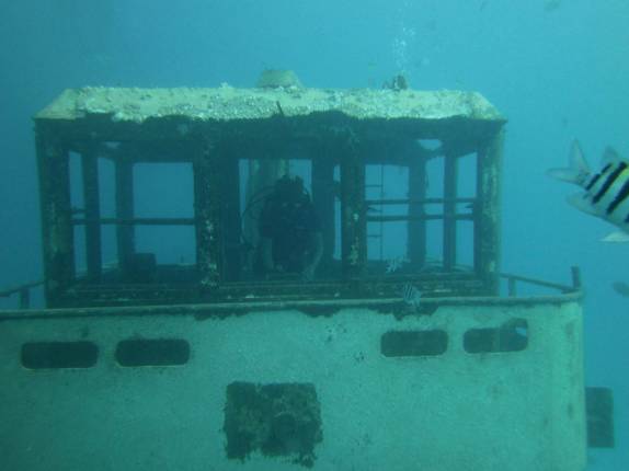 Na cabine de comando de um barco afundado no litoral sul de Bermuda